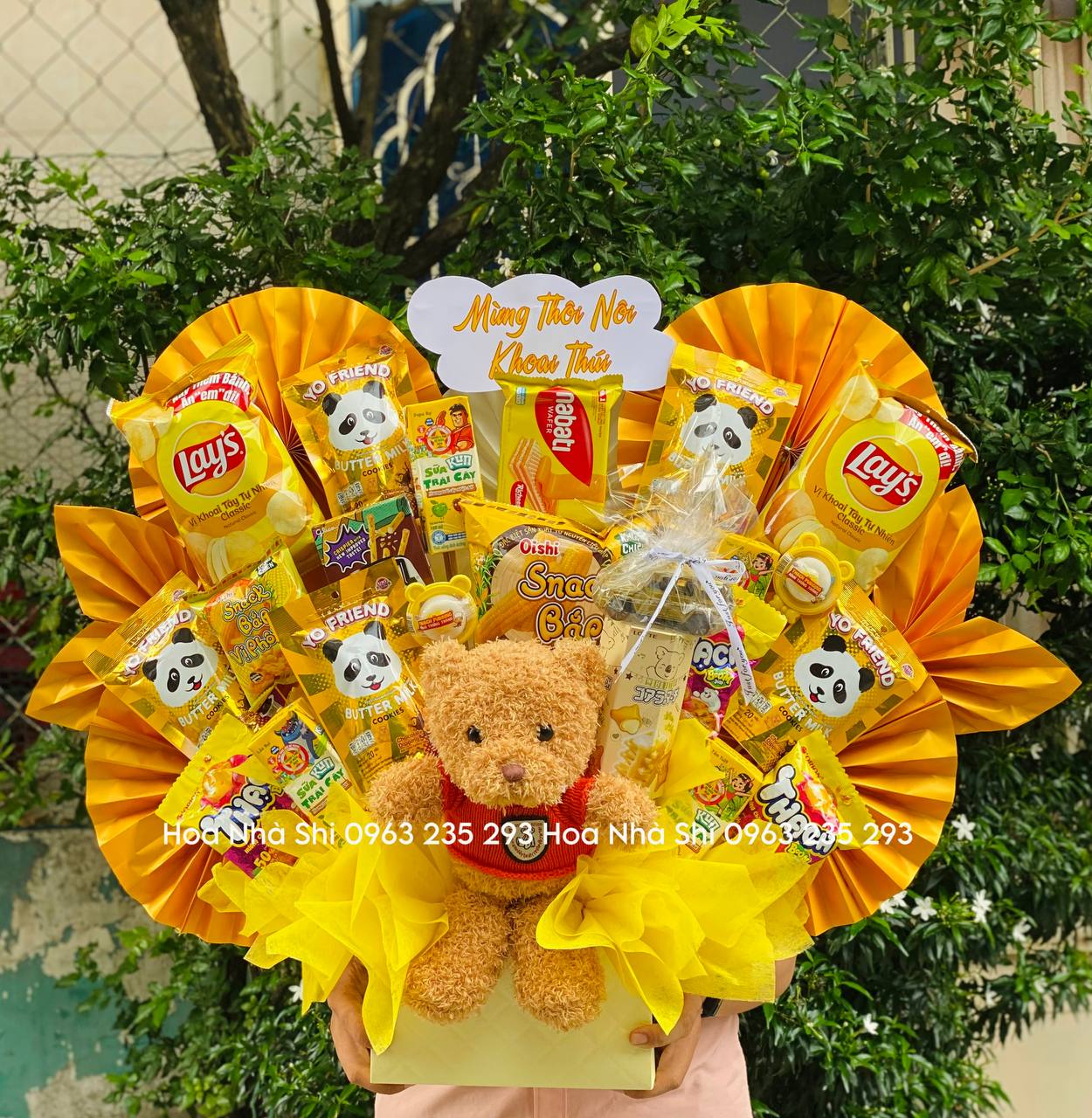 Hộp Hoa Bánh Kẹo Sinh Nhật Màu Vàng - 242 image 1