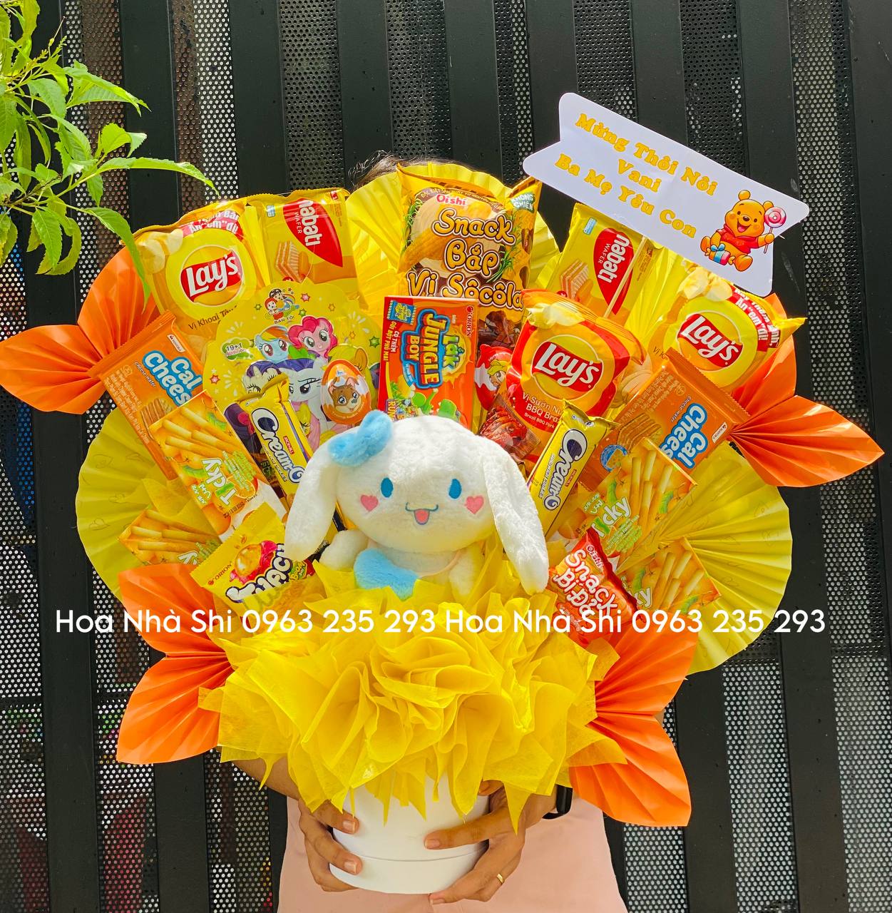 Hộp Hoa Bánh Kẹo Sinh Nhật Màu Vàng - 268