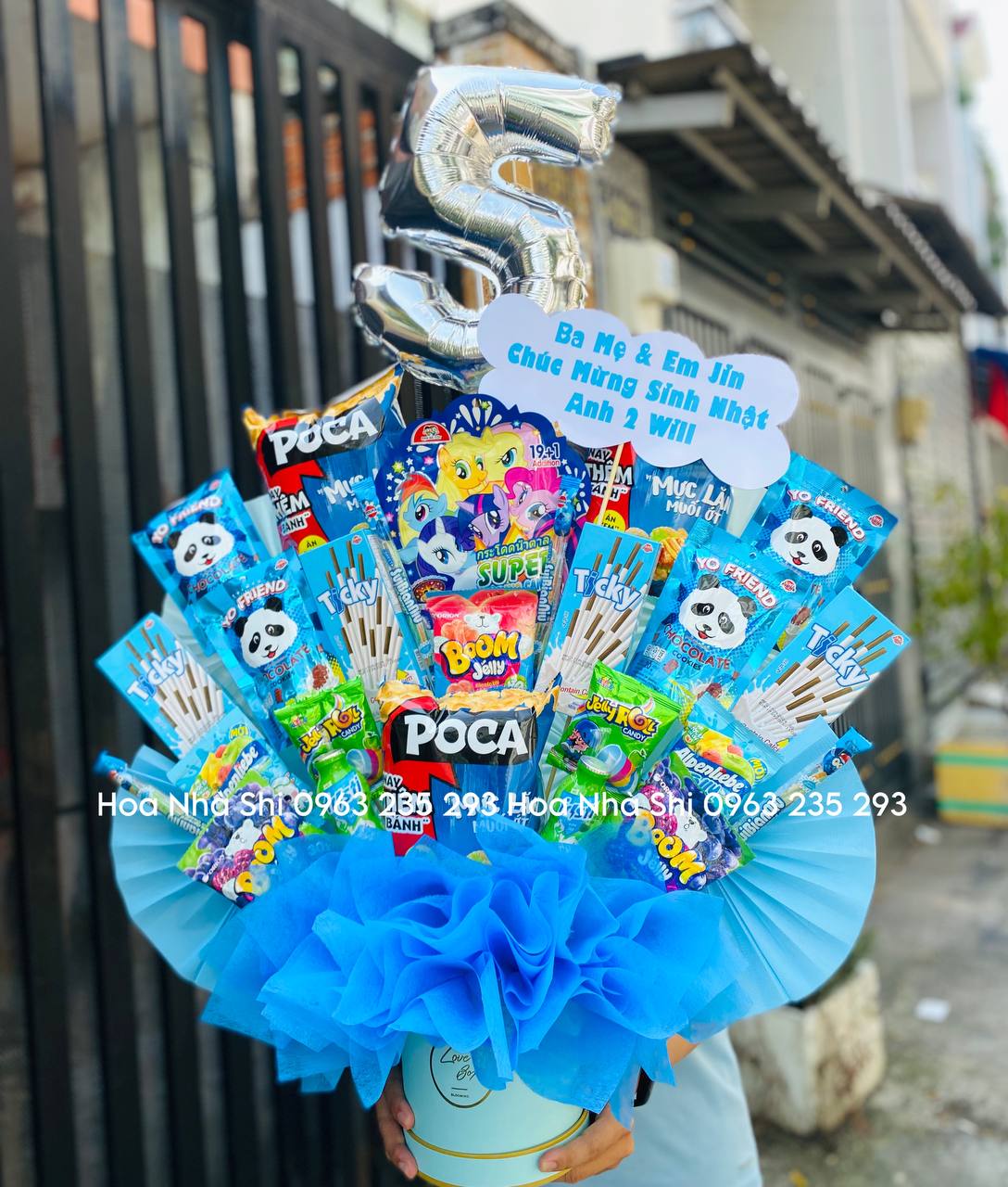 Hộp Hoa Bánh Kẹo Sinh Nhật Màu Xanh Dương - 328 image 1